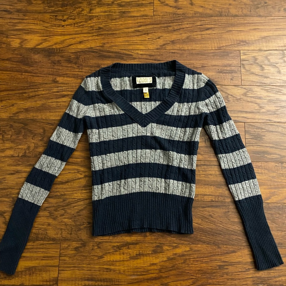 American Eagle Sweater!!! Size Medium!!